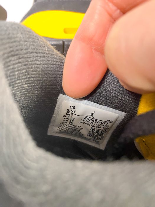 Jordan 4 Retro Thunder (GS) - 38 EU / 5.5Y US