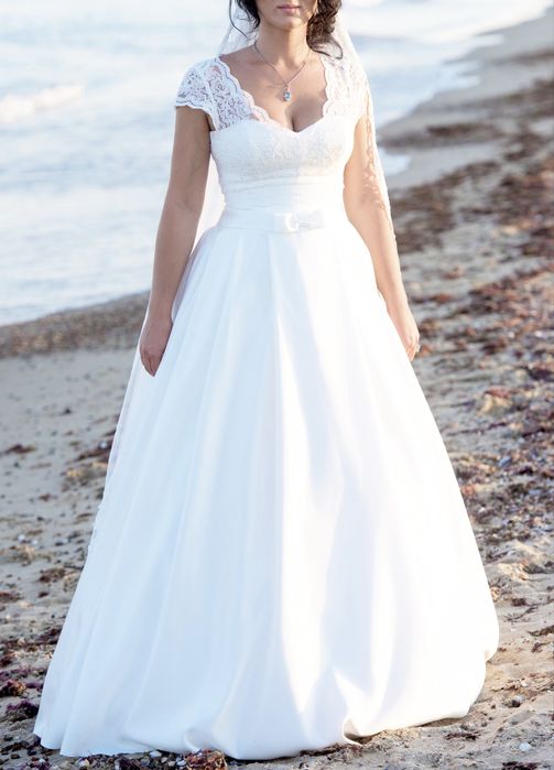 Розкішна, вишукана весільна сукня , колір " Айворі"