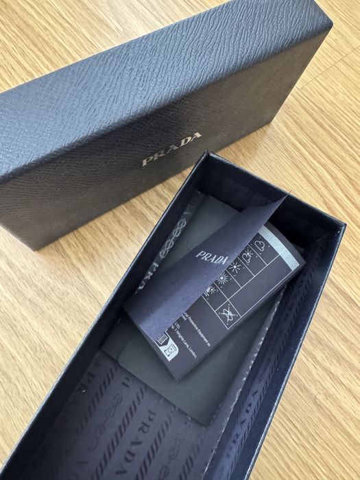 Caixa óculos de sol Prada