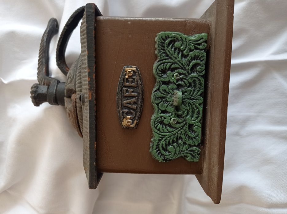 Moinho de café antigo .