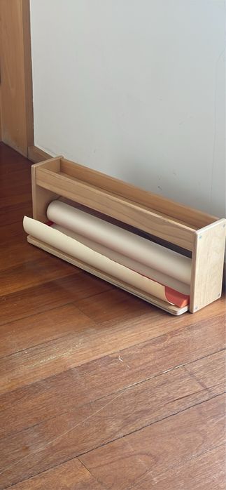 Suporte para rolo de desenho com rolo.