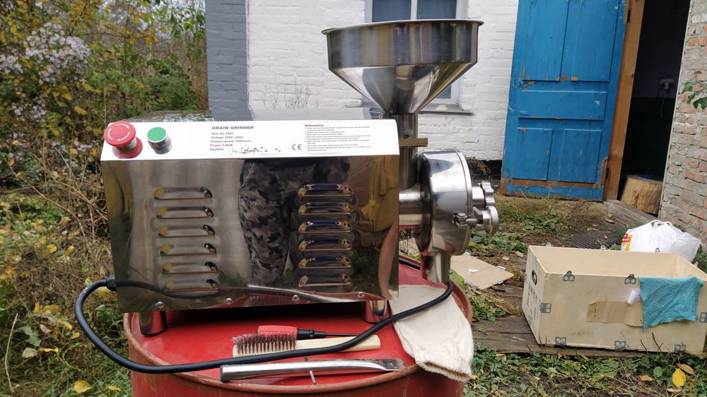 Млин DEZOPT HK-830 (3 кВт, 200 кг/годину)