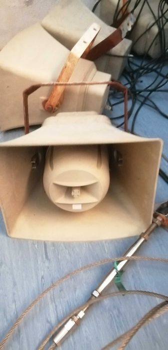 altifalantes cor bege