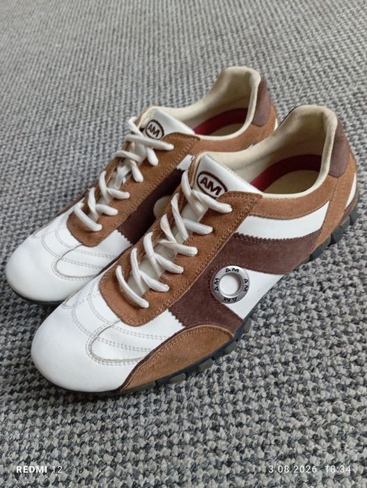 Buty męskie sportowe  AM Malaga mają brązowe zamszowe wstawki i białe skórzane detale r. 44