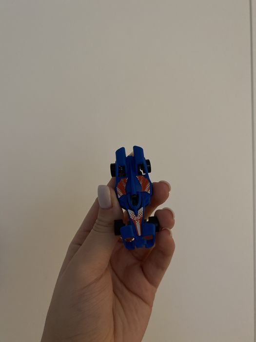 figurka auta z Kinder