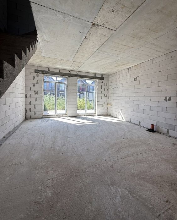 Продам таунхаус в 5хв від Бучі. Газ! Централізовані комунікації. Окремий власний заїзд. Єоселя, ваучер, сертифікат. 103м2, кухня 35м2.