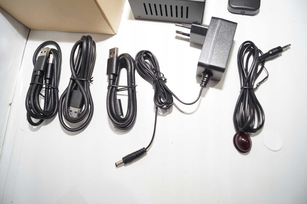 1966 Przełącznik KVM VPFET VP-SW332 8K60Hz 3xPC 3xMonitor 4K144Hz 4xUSB 3.0