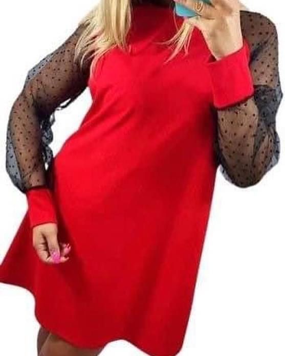 Sukienka czerwona z ozdobnymi rękawami