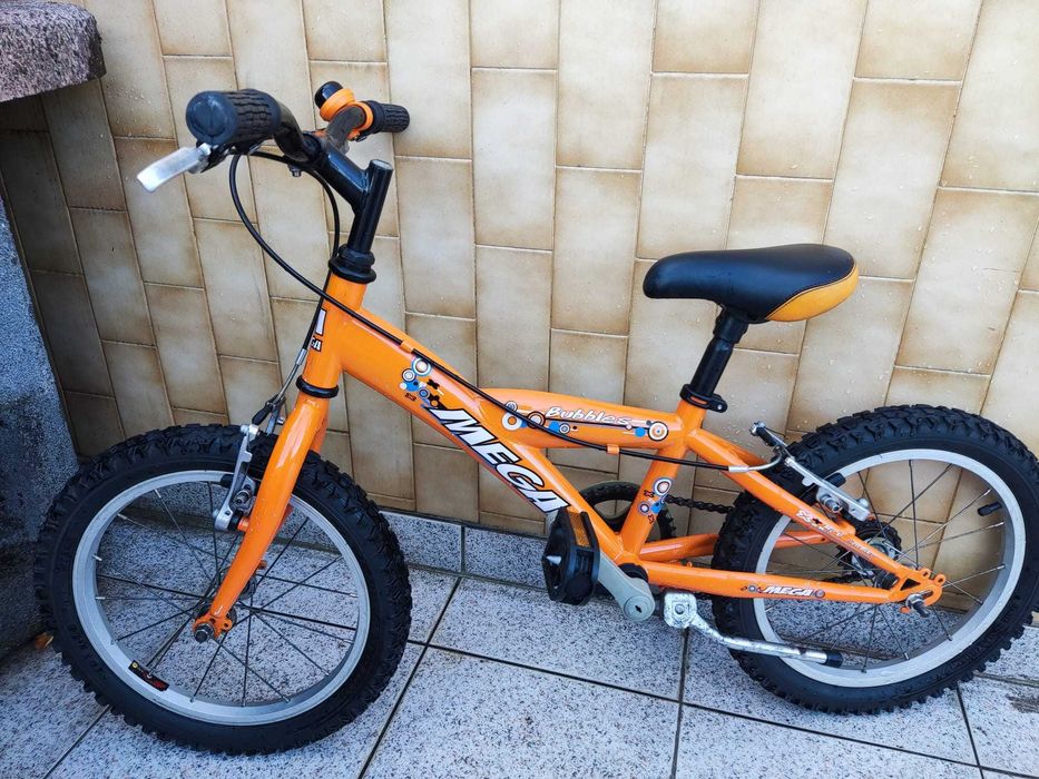 Bicicleta criança como nova (Ofereço capacete)