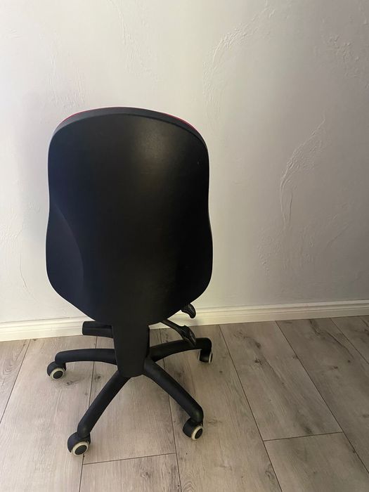 dziecięce krzesło obrotowe na kółkach
