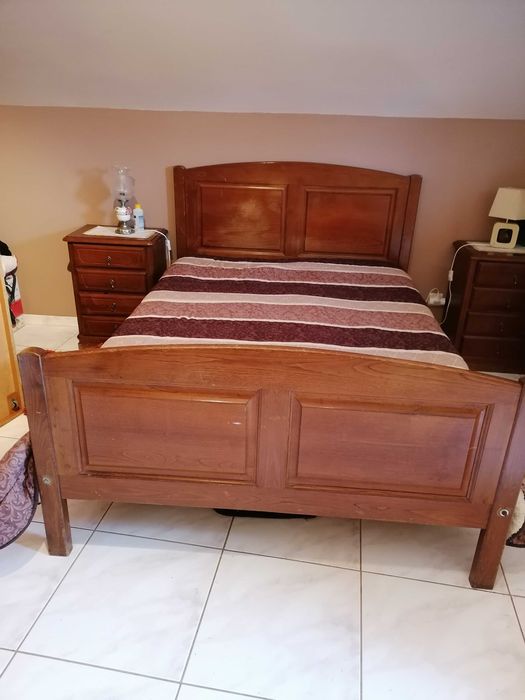 Vendo cama madeira conforme está nas fotos. Não inclui colchão