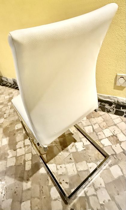 Cadeiras brancas e cromadas