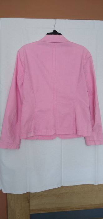 Różowy żakiet dżinsowy