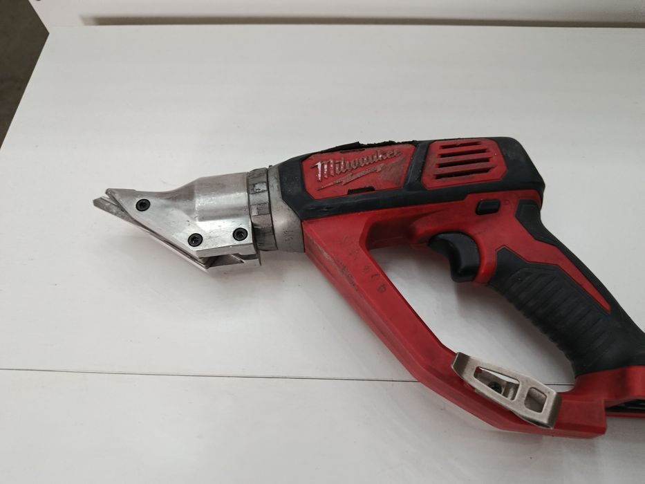 Sprzedam nożyce do blachy Milwaukee m18