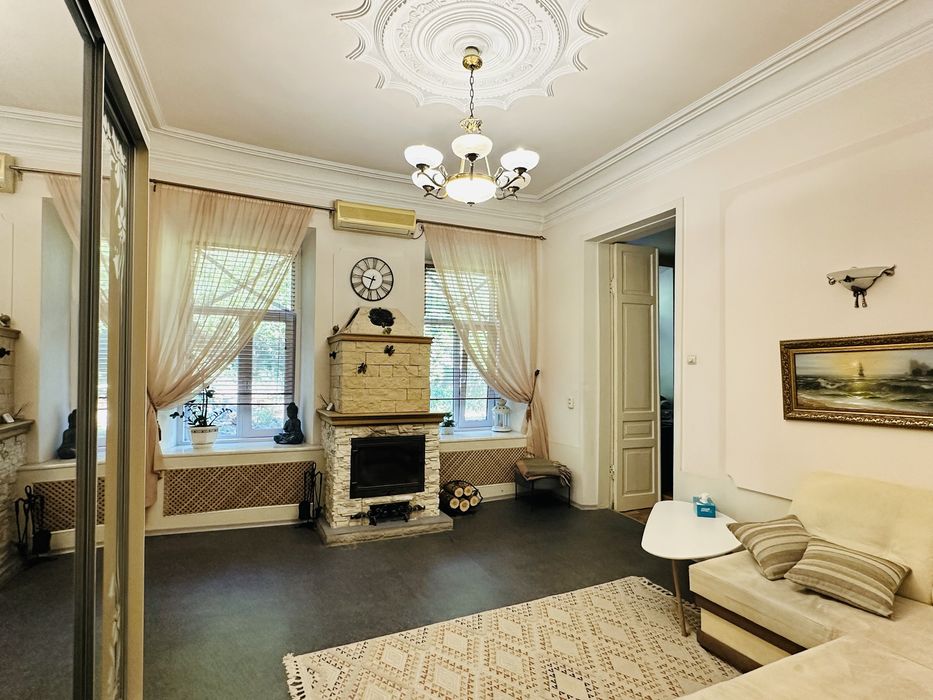 1/2 будинку у центрі міста