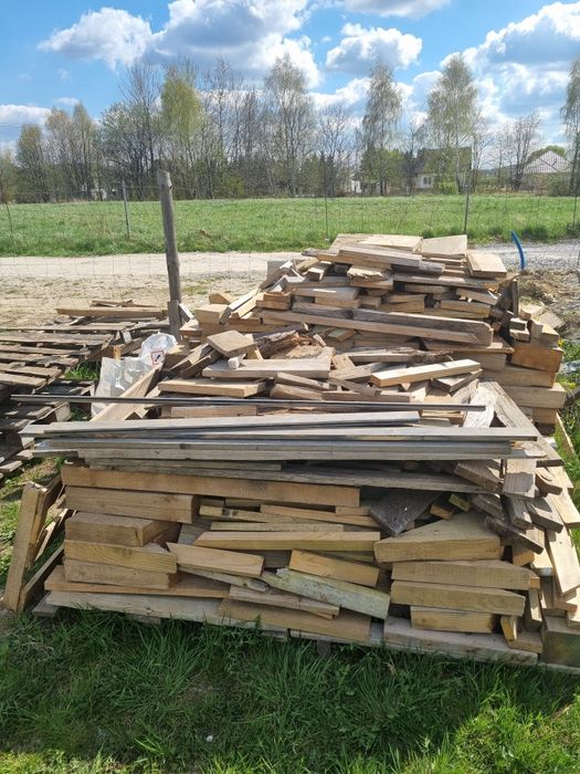 Drewno po więźbie.