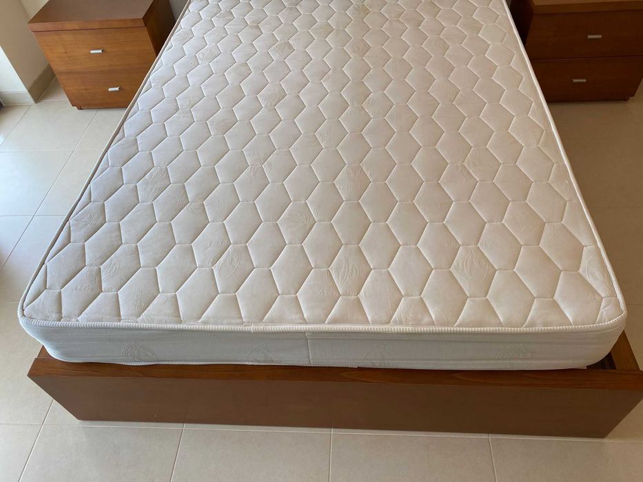 Colchão de cama de casal 1,40x1,90m com estrado incluído