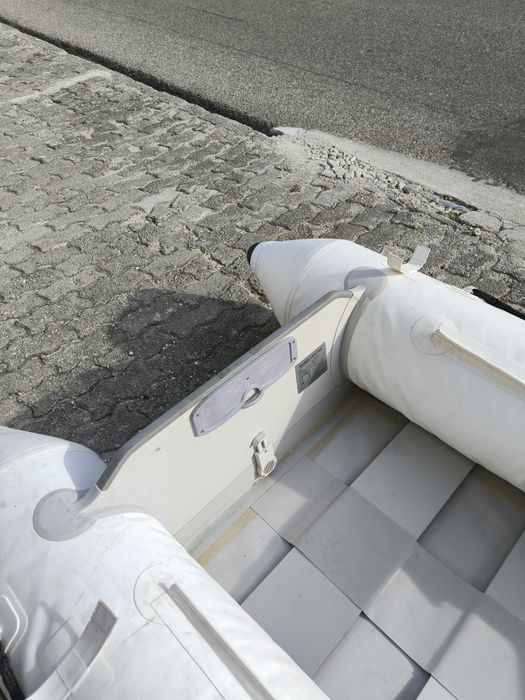 Barco em bom estado .