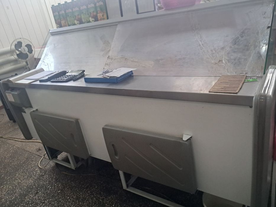Терміново продам холодильну вітрину 2 м