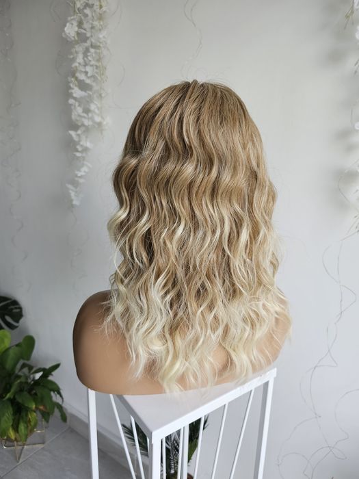 Peruka Sara ciemny blond mix blond 3D z grzywką naturalna gęstość