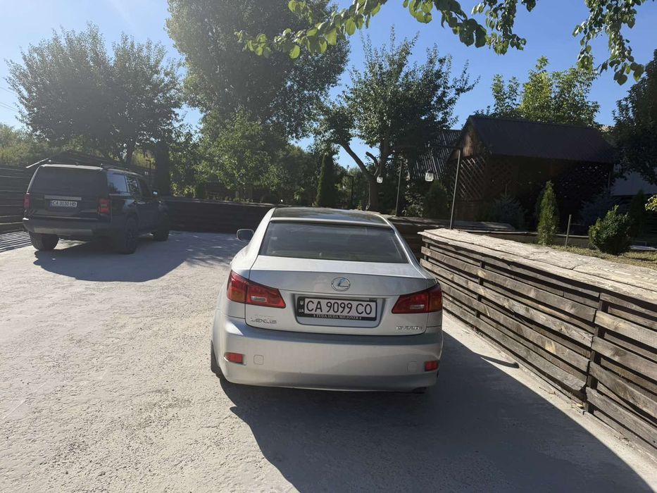 Автомобіль  Lexus