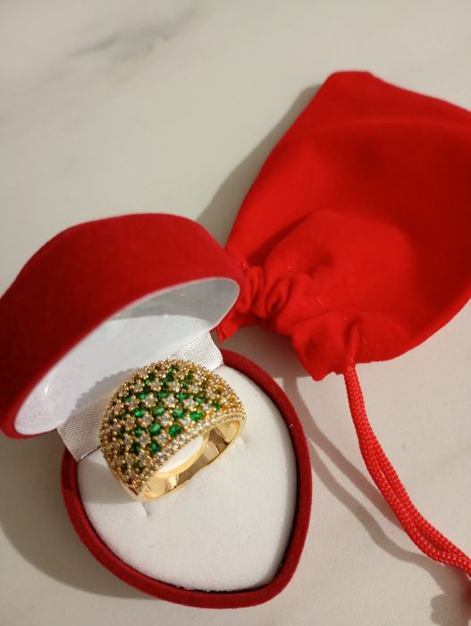 Pierścionek złoty z zielonymi kamieniami nr 10