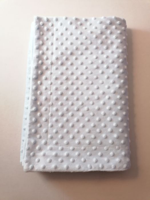 Manta azul bebé com pequenas bolinhas em relevo