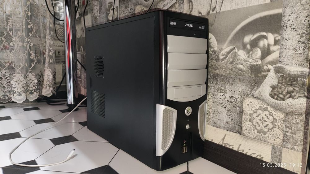 Настольный ПК компьютер + монитор.