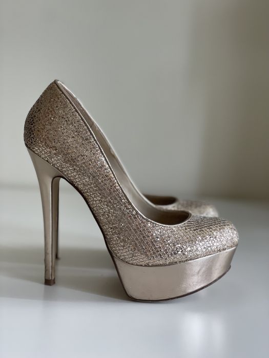 Sapato de salto dourados, Tamanho 37