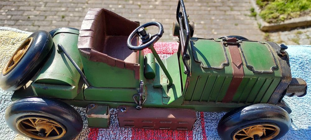 Carro verde em metal replica de carro antigo