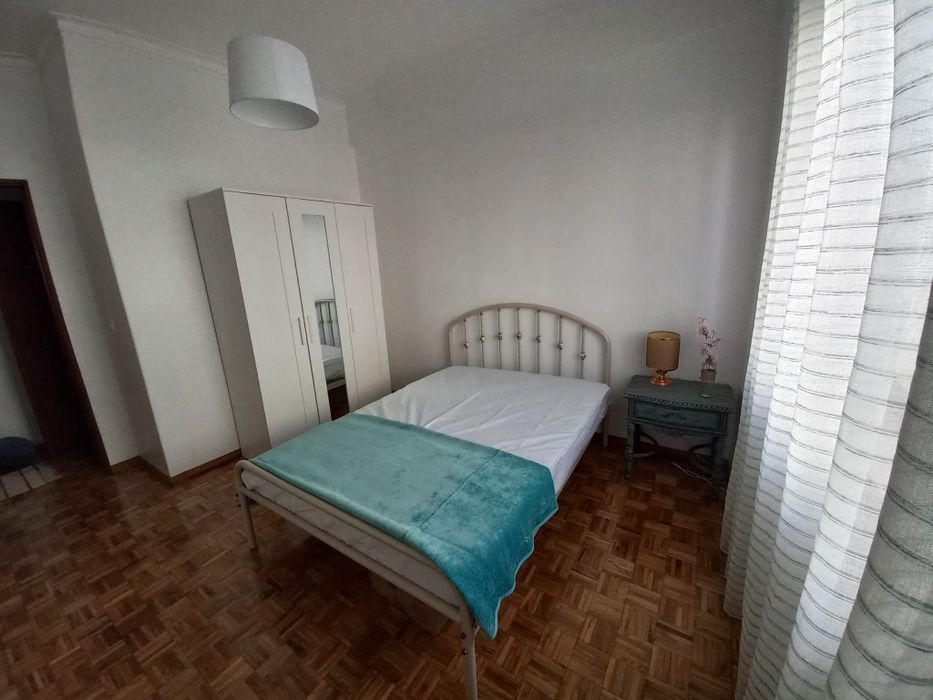 Quartos individuais, apart renovado e mobilado em Massamá.