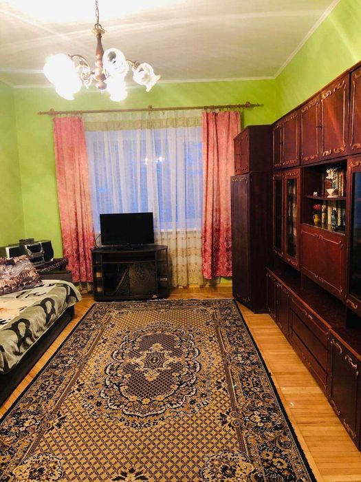 Продаж великої 1/2 частини будинку в самому центрі біля "Сонячного парку"