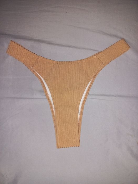 Stringi, wysoko wycięte, dół od bikinii