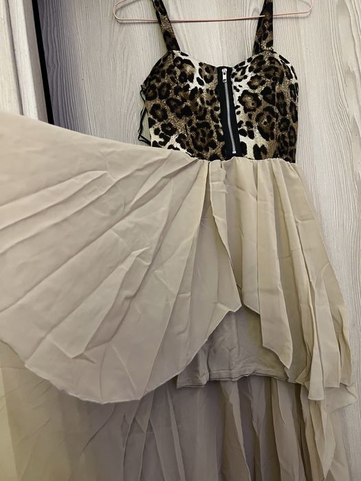 Vestido Boohoo padrão leopardo e bege