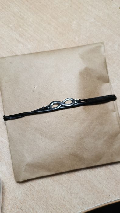 Сережки, перстні, підвіски та броши