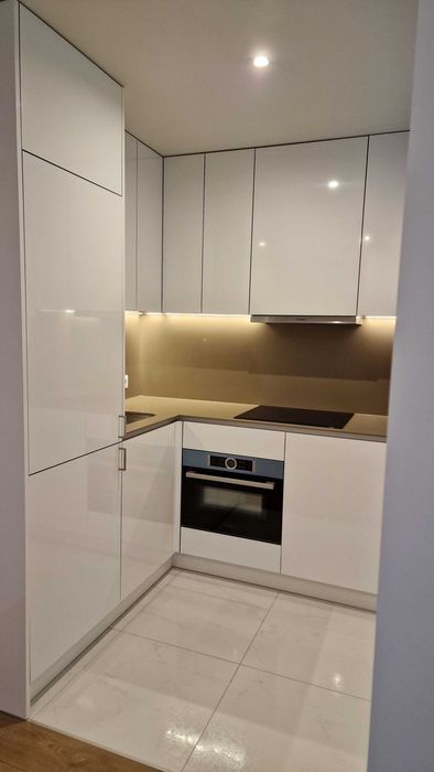 Estúdio TO em prédio de luxo, com portaria 24h, lugar de garagem e arrumos, no Porto (Circunvalação, Sra.Hora)