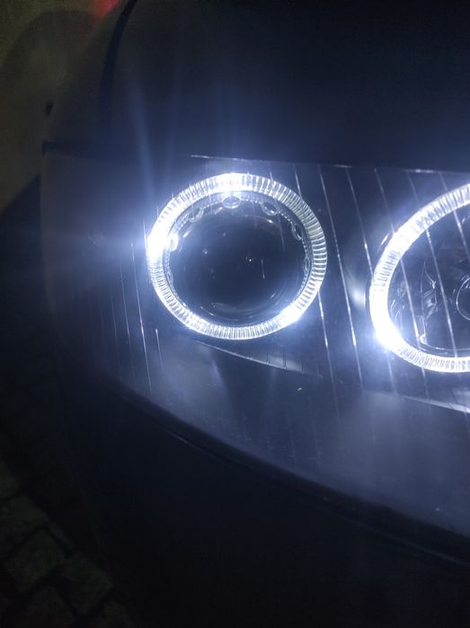 Faróis para Audi A4 B6 em bom estado recentemente recuperados.
