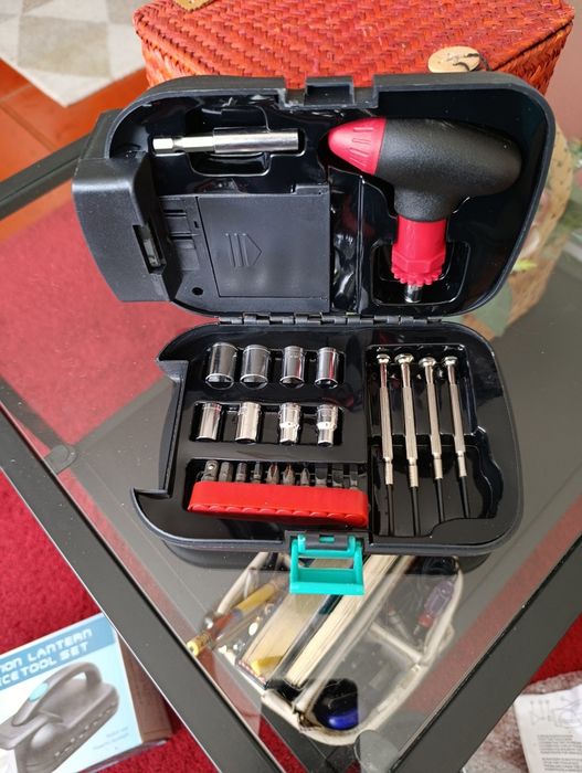 Kit de ferramentas e lanterna