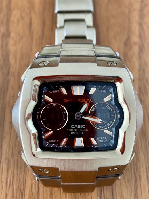 Casio G-Shock em metal dourado - ed limitada - G-011BD