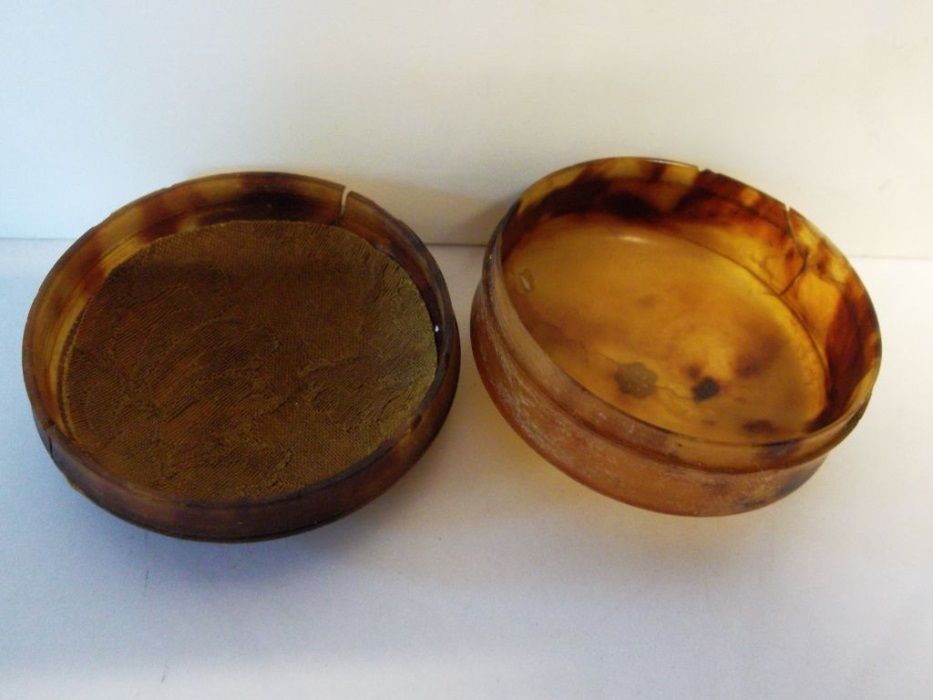antiga caixa de rapé em tortoise com incrustações em ouro Sec.XIX