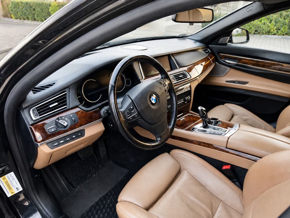 BMW  F02 750Li xDrive 4.4 V8 450 KM