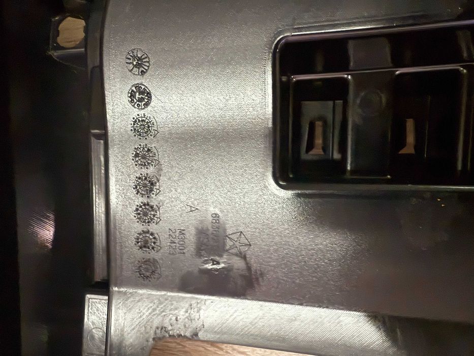 Atrapa grill  podstawa litery Dodge Ram 1500  DT V 2019-ORYGINAŁ NOWY
