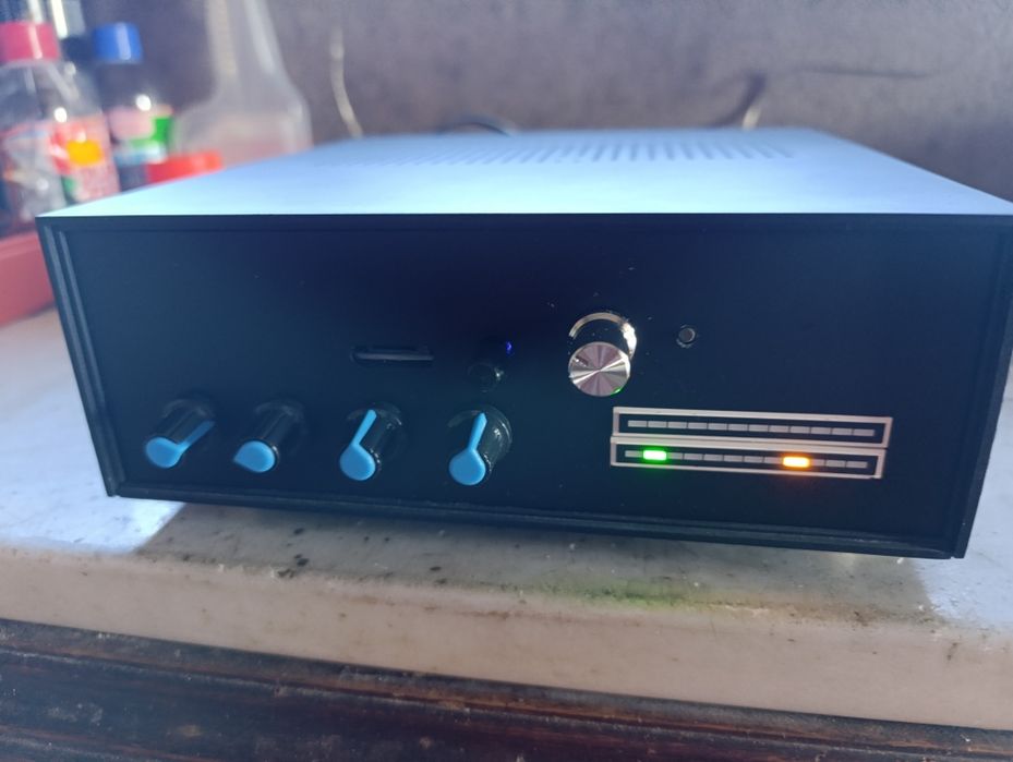 Mini amplificador MP3, com 100W * 2, tem bluetooth, cartão micro SD e entradas RCA.