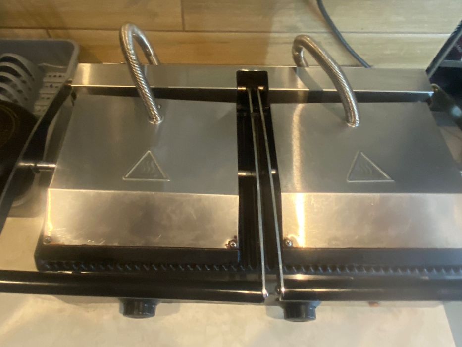 Kontaktowy opiekacz do bulek, kebaba, tortilli