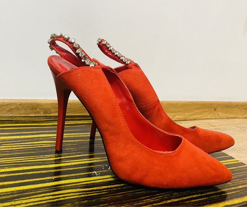 Босоніжки червоного