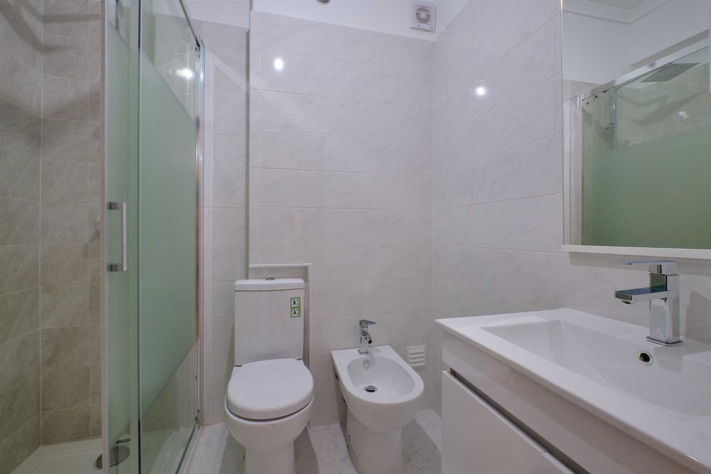 Apartamento T1 Remodelado e Mobilado com Terraço Junto Av. de Roma