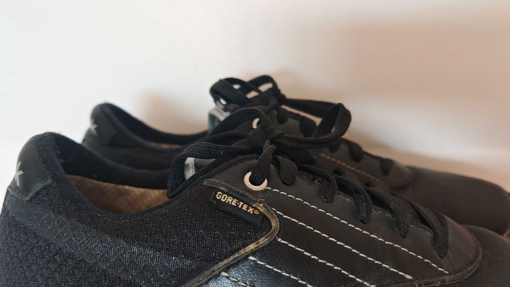 Чорні шкіряні кросівки Reebok EasyTone з системою Gore-Tex
