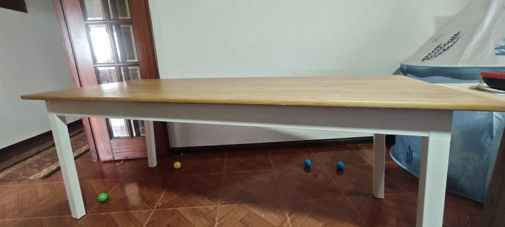 Mesa de jantar castanho claro