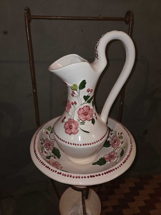 Antiguidade - Lavatório antigo em cerâmica com suporte