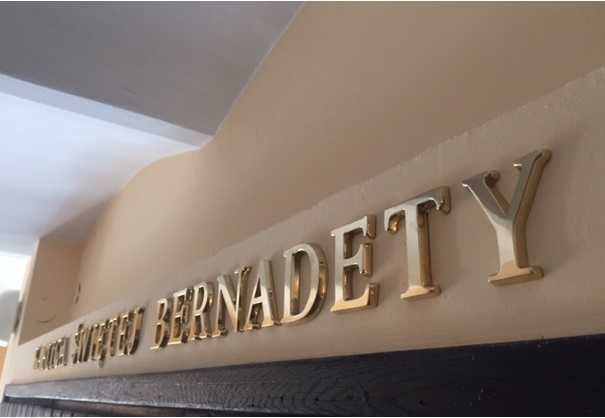 Litery i cyfry z mosiądzu- dawna ul. Starowiślna Kraków